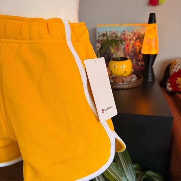 lululemon Scuba Mid-Rise Oversized Short - Picture 3 of 10